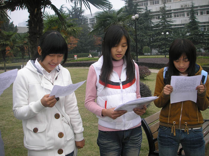 同学们在齐读《大学》