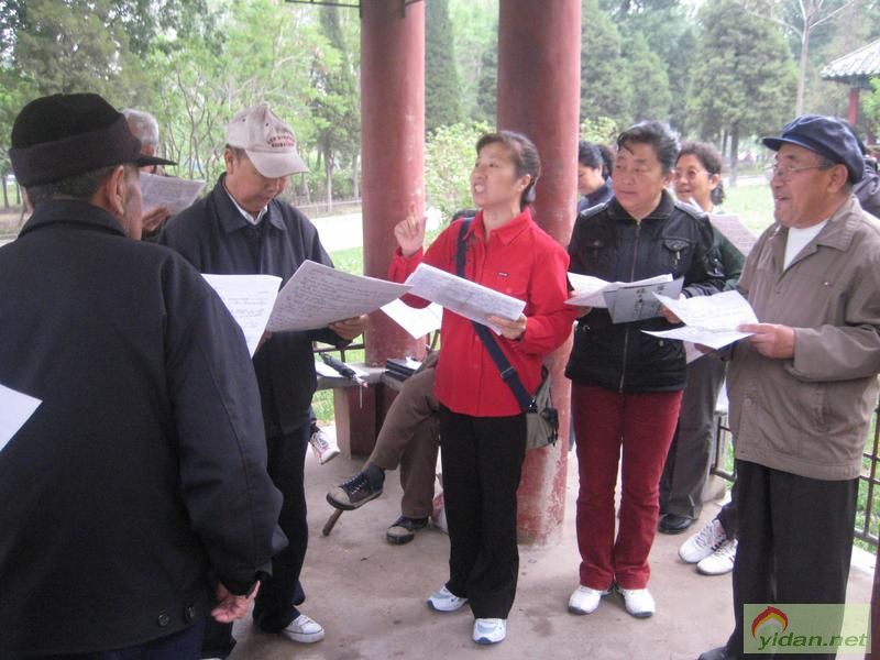 孟泰公园七十九岁的晨读志愿者宋宝廷用毛笔书写的大字本《笠翁对韵》（2009年5月活动照片）