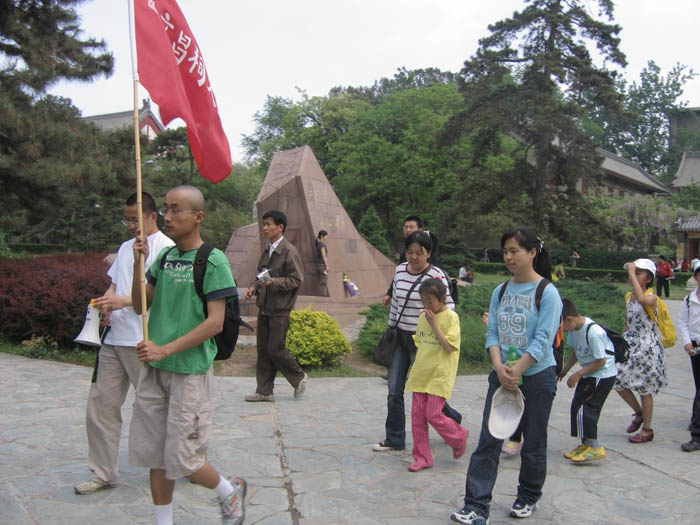 2007.5.02彭飞老师带义塾的小孩参观北大