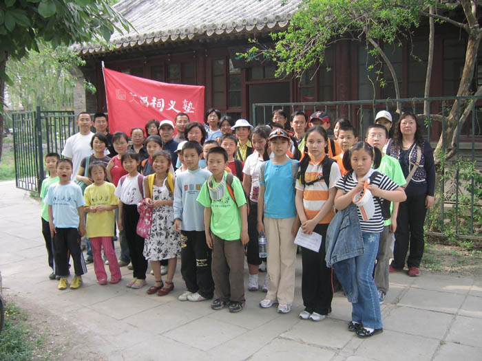 2007.5.02彭飞老师带义塾的小孩在学堂东屋的合影