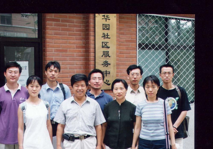 学堂义工与清华园社区负责人合影（2001年8月）