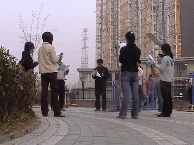 2005年4月北大万柳校区晨读